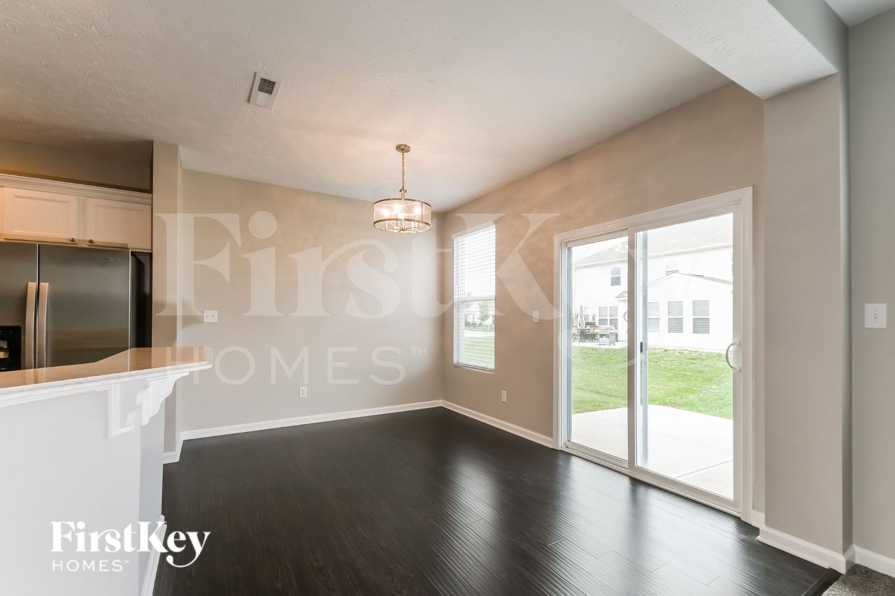 5770 Pebblebrooke Rd - Photo 5 of 15