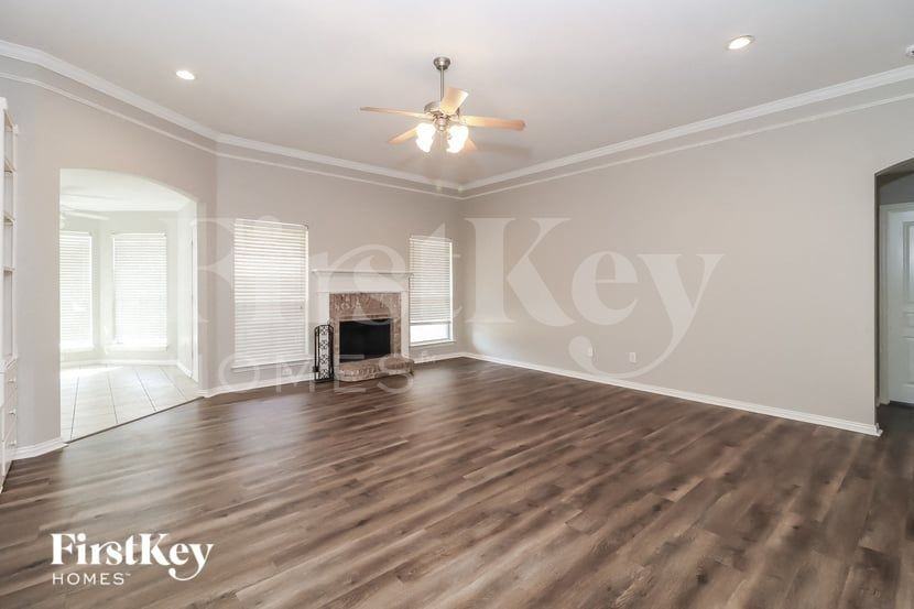 911 Joshua Dr - Photo 3 of 15