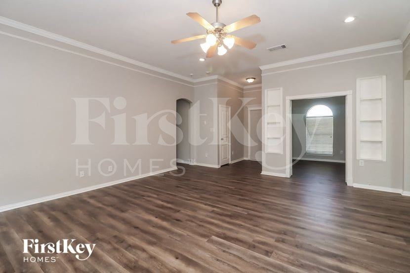 911 Joshua Dr - Photo 4 of 15