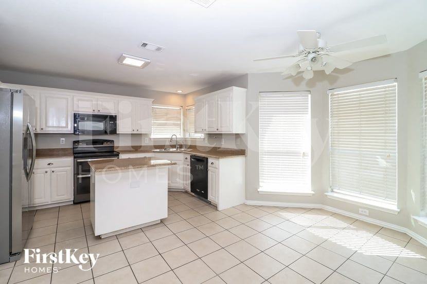 911 Joshua Dr - Photo 6 of 15