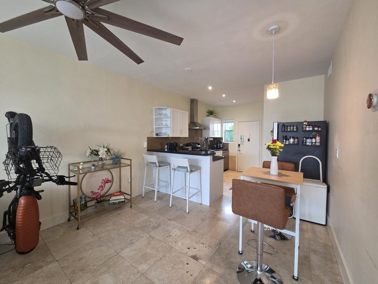 1045 Lenox Ave #6 - Photo 4 of 13