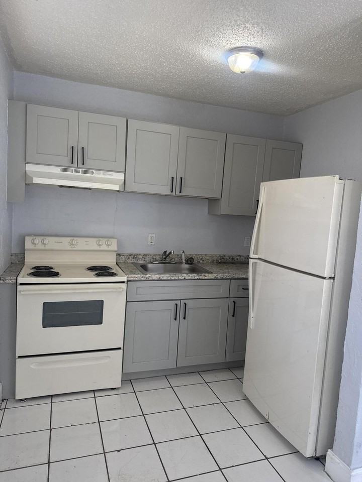 720 Sw 7th St #4 - Photo 3 of 28