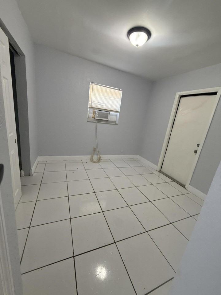720 Sw 7th St #4 - Photo 5 of 28