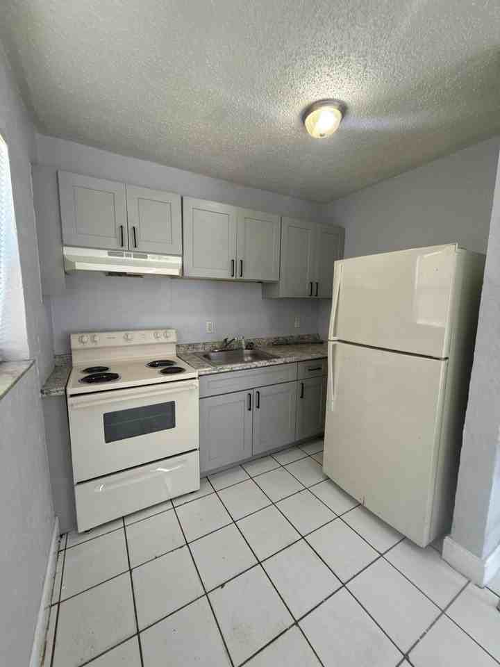720 Sw 7th St #4 - Photo 6 of 28