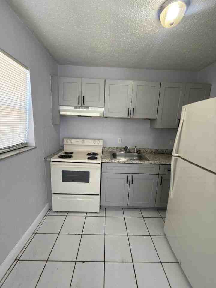 720 Sw 7th St #4 - Photo 7 of 28