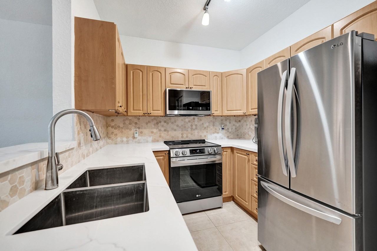 1743 Ne 4th Ave #F4 - Photo 5 of 34