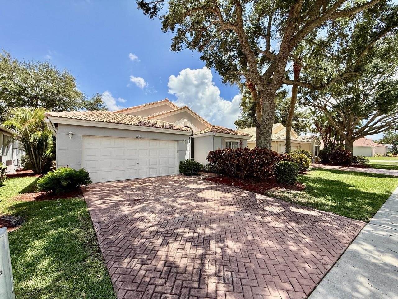 10921 Royal Caribbean Cir - Photo 2 of 24