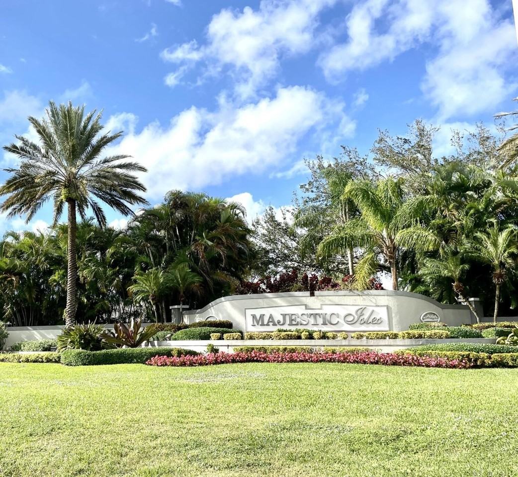 10921 Royal Caribbean Cir - Photo 3 of 24