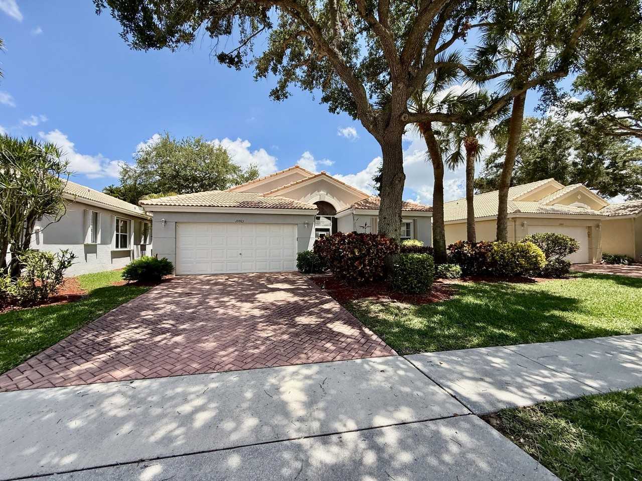 10921 Royal Caribbean Cir - Photo 4 of 24
