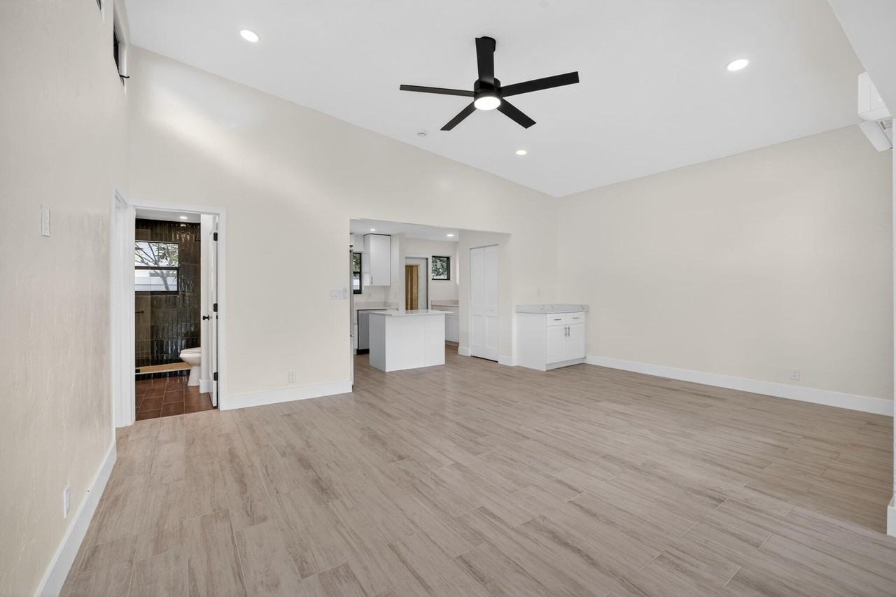1403 Ne 13th St - Photo 3 of 23