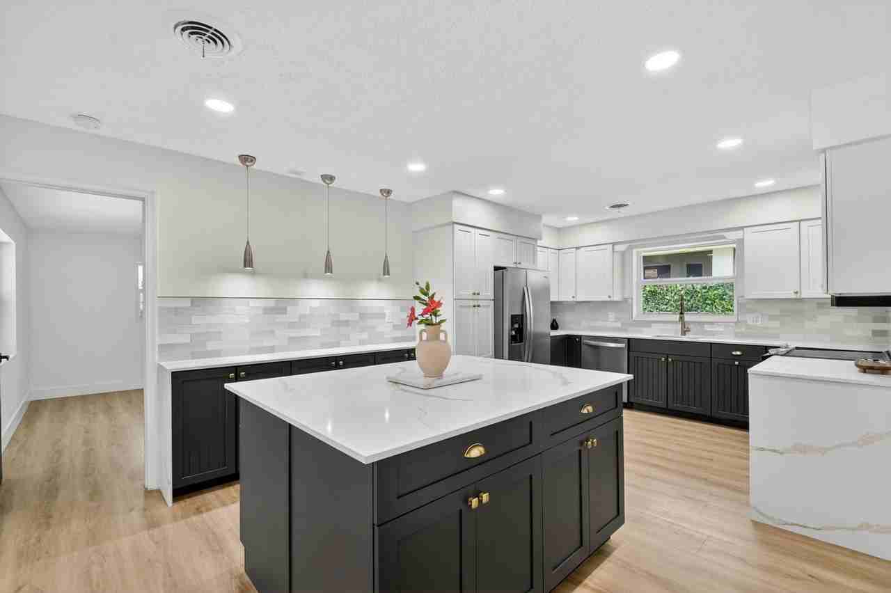 1221 Singer Dr - Photo 3 of 28