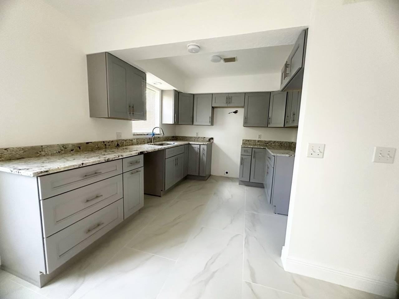 1033 Goldenrod Rd - Photo 4 of 8