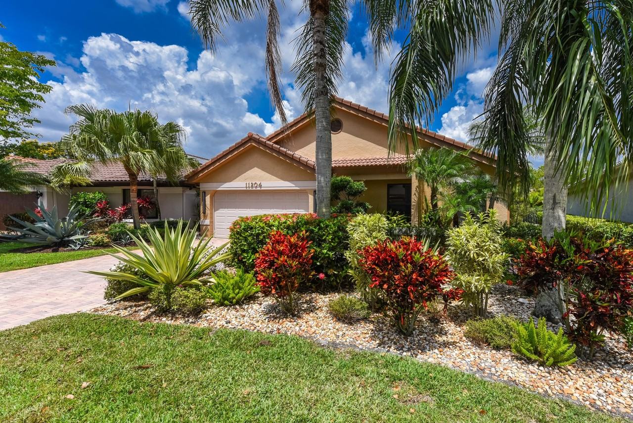 11204 Clover Leaf Cir - Photo 4 of 50