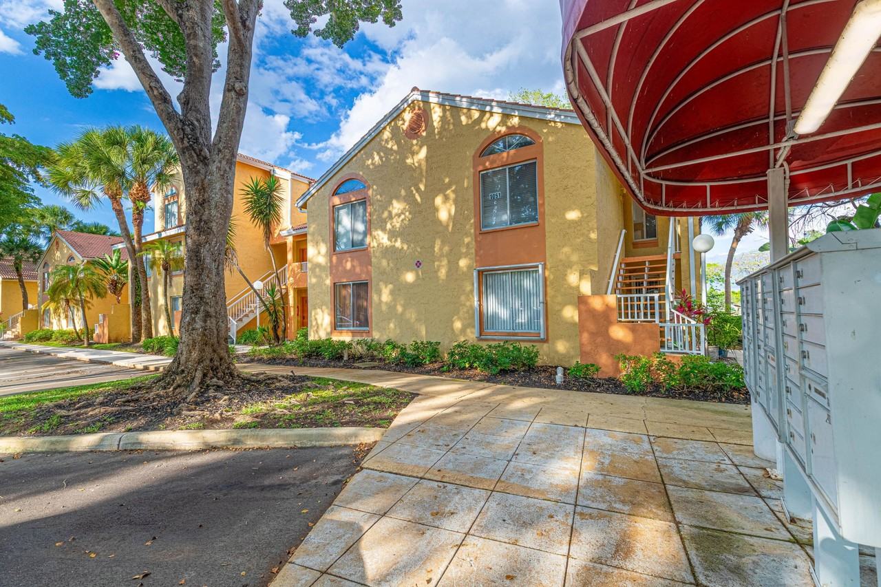 1041 Coral Club Dr #1041 - Photo 3 of 30