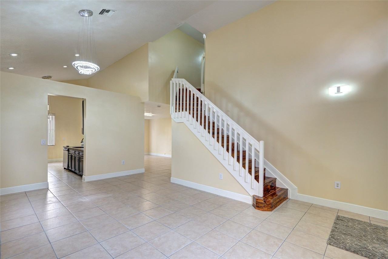 11526 Nw 5th St - Photo 3 of 26