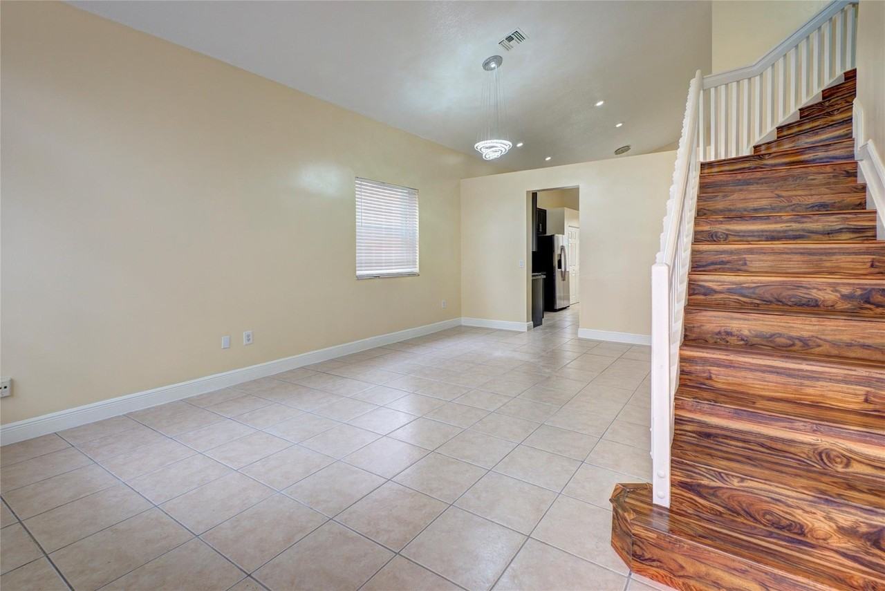 11526 Nw 5th St - Photo 4 of 26