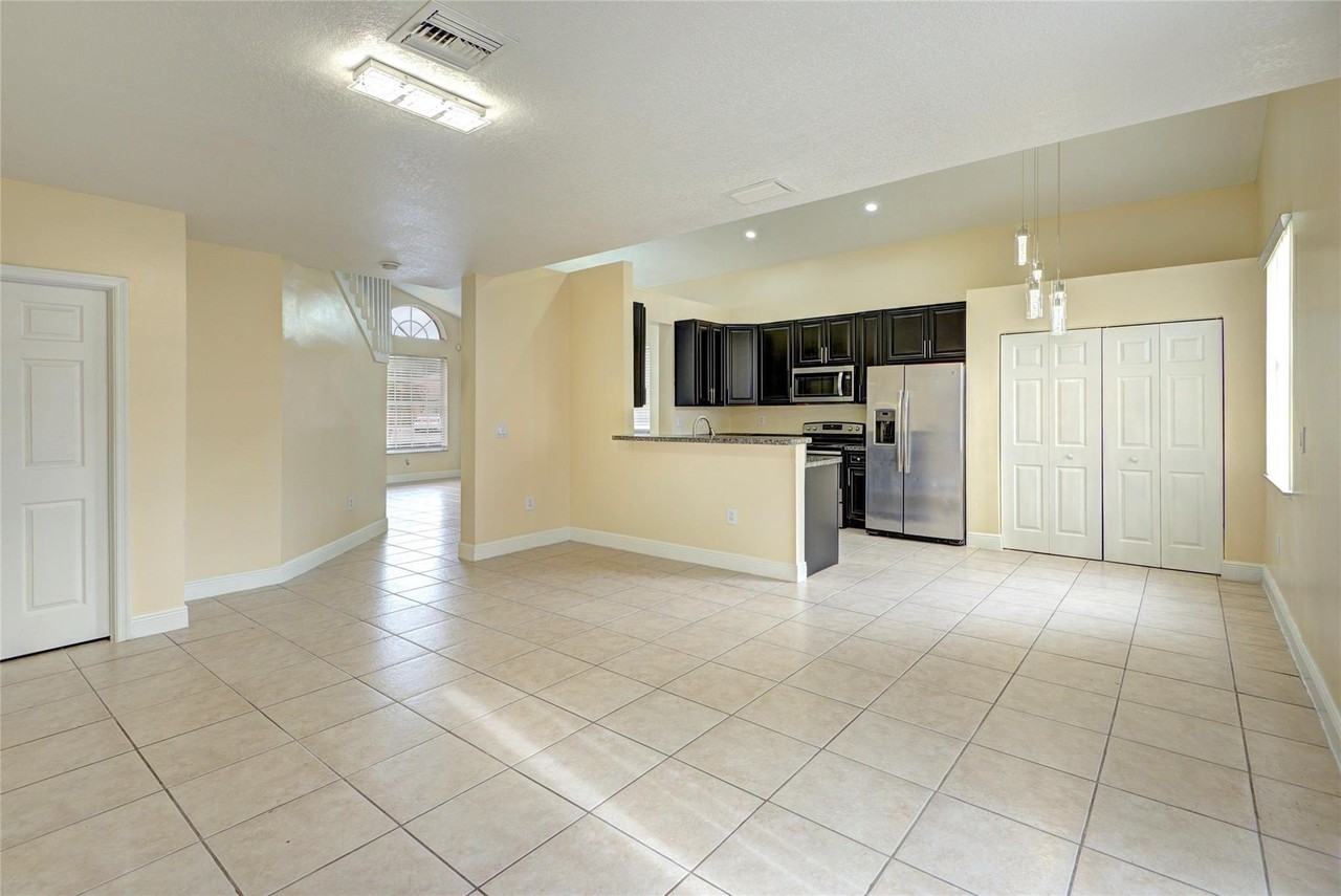 11526 Nw 5th St - Photo 5 of 26