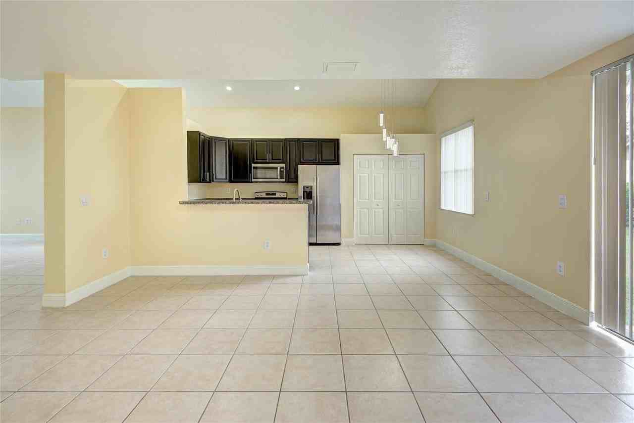 11526 Nw 5th St - Photo 6 of 26