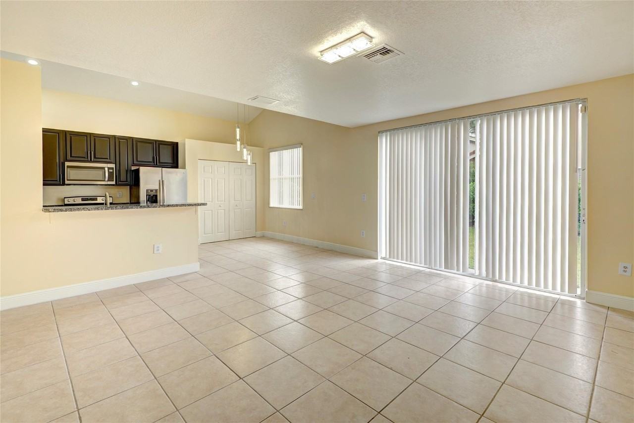 11526 Nw 5th St - Photo 7 of 26
