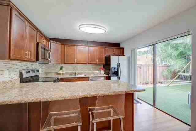 2903 Waterford Dr N - Photo 2 of 23