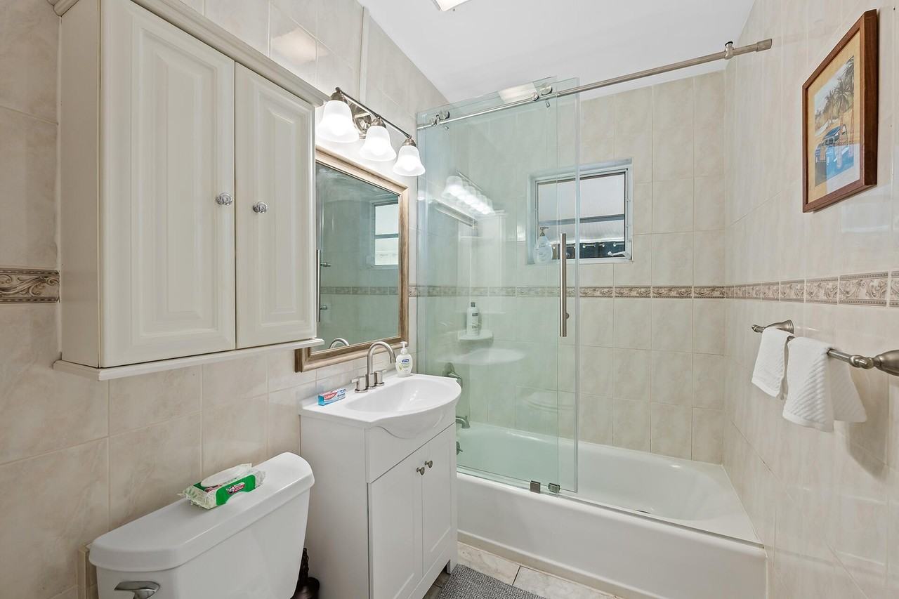 310 Ne 6th St #1 - Photo 5 of 14