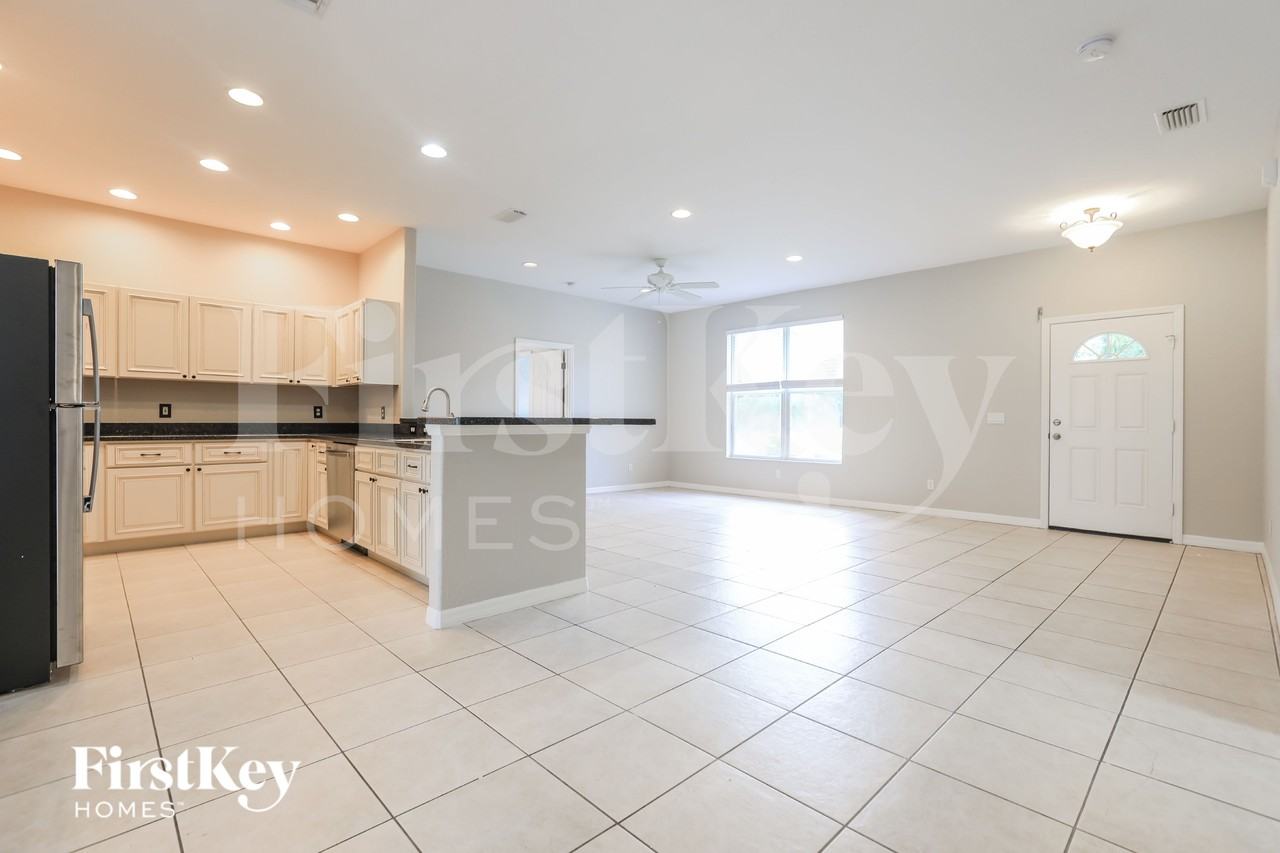 4511 Jaslo Ave - Photo 5 of 18