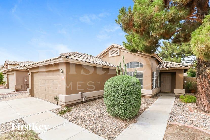 7356 W Crest Ln - Photo 2 of 15