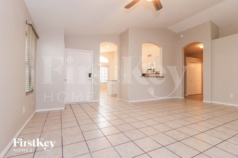 7356 W Crest Ln - Photo 4 of 15