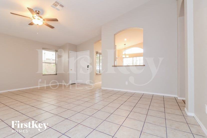 7356 W Crest Ln - Photo 5 of 15