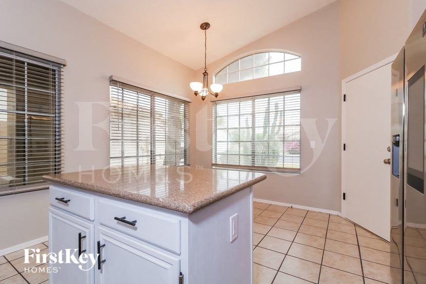 7356 W Crest Ln - Photo 6 of 15