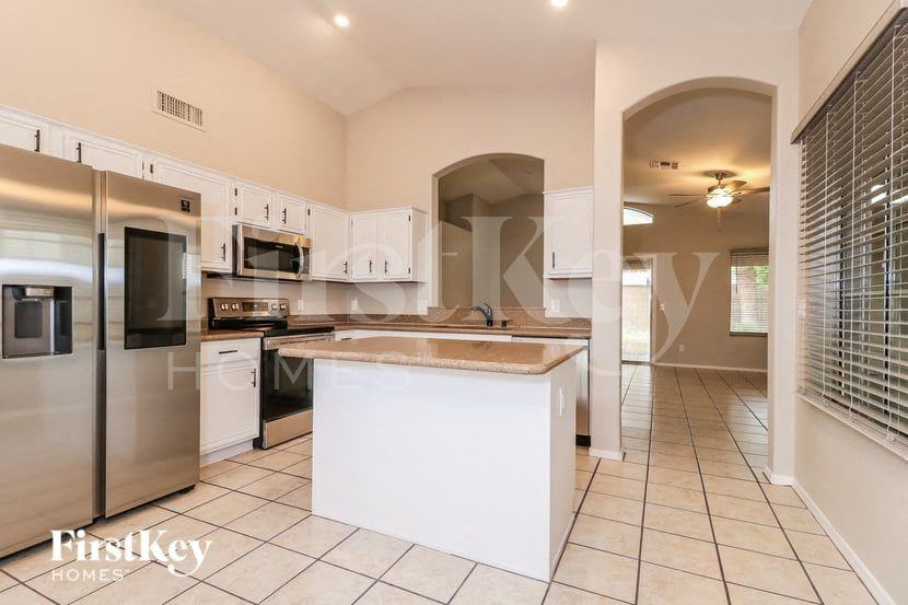7356 W Crest Ln - Photo 7 of 15