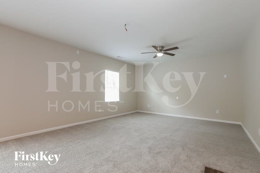 1193 Hudson Ct - Photo 3 of 15