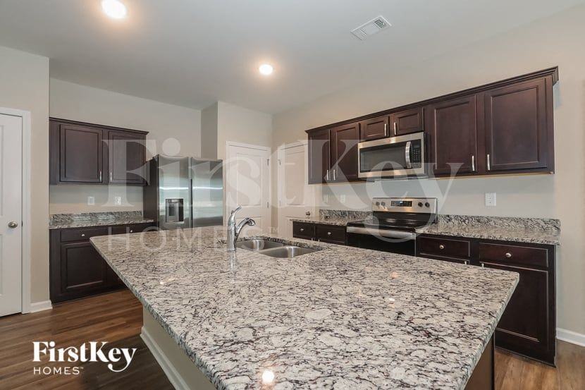 1193 Hudson Ct - Photo 5 of 15