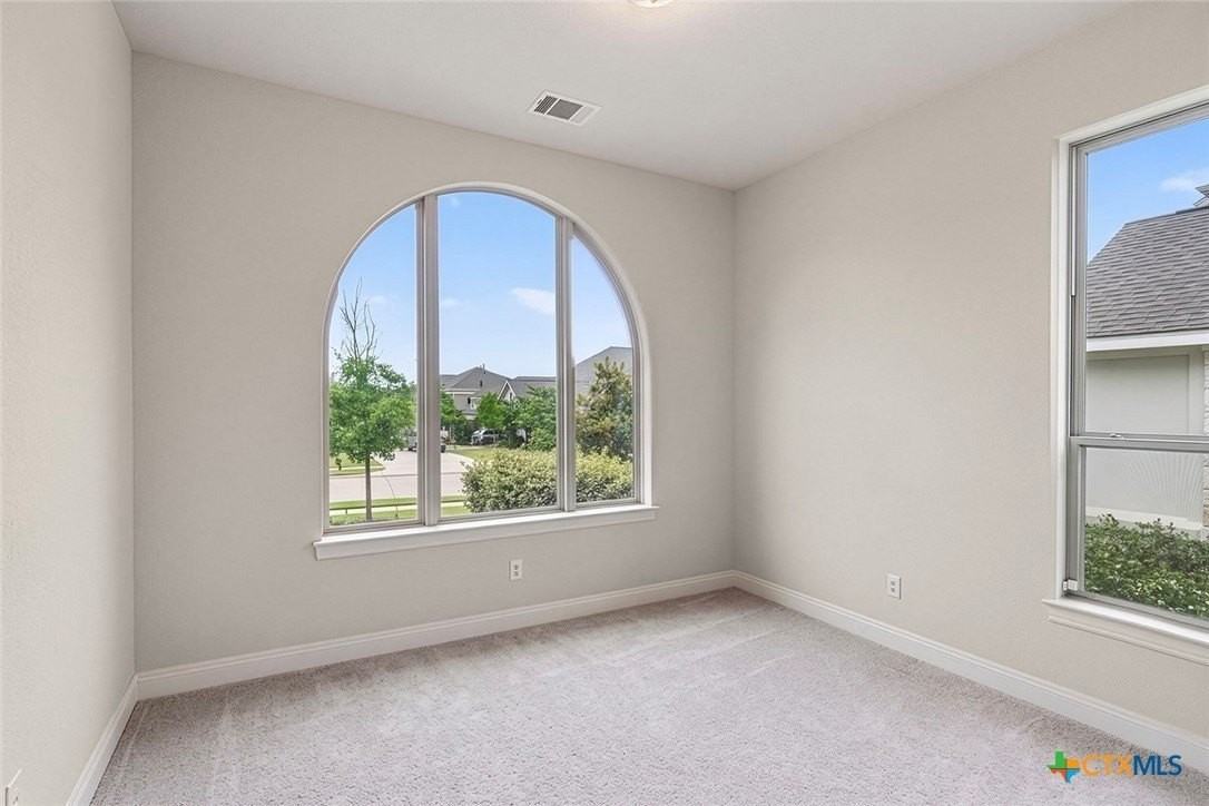 402 Gulfton St - Photo 6 of 39