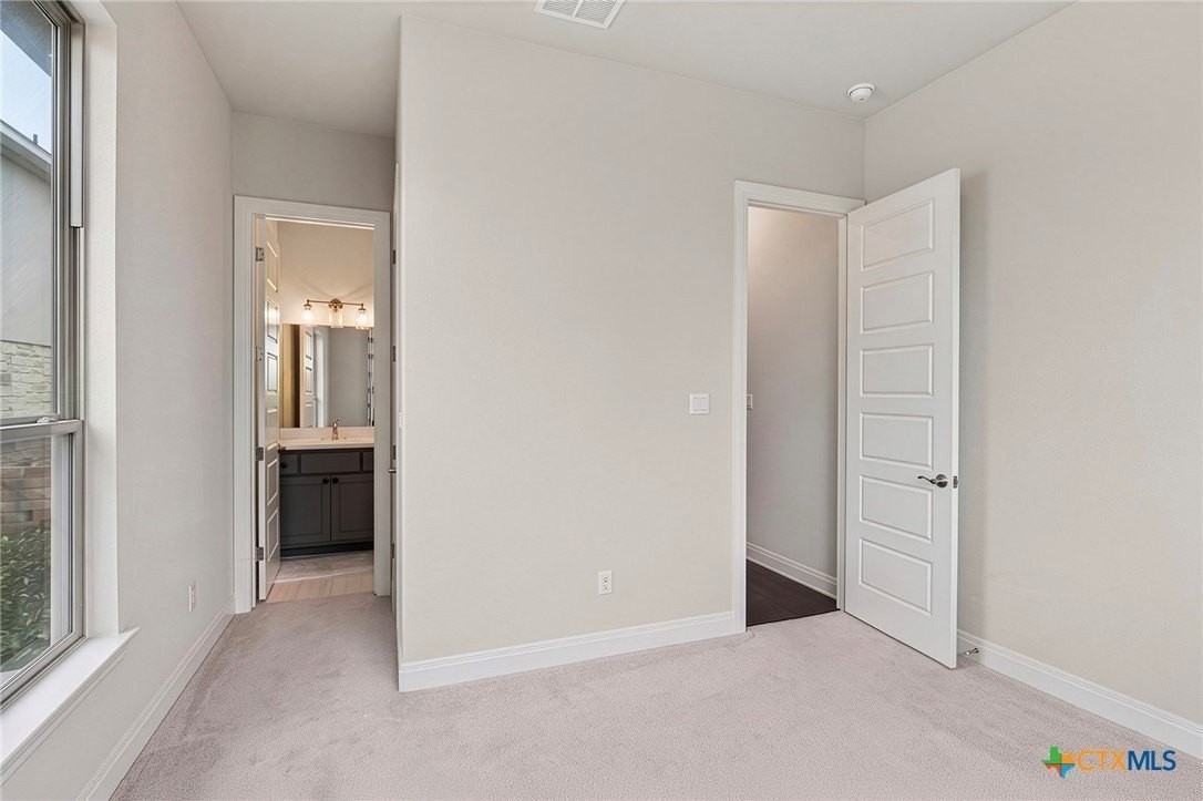 402 Gulfton St - Photo 7 of 39