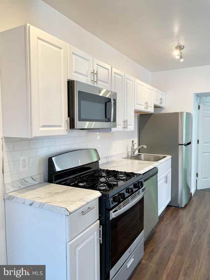 1838 C St Se #2 - Photo 3 of 6