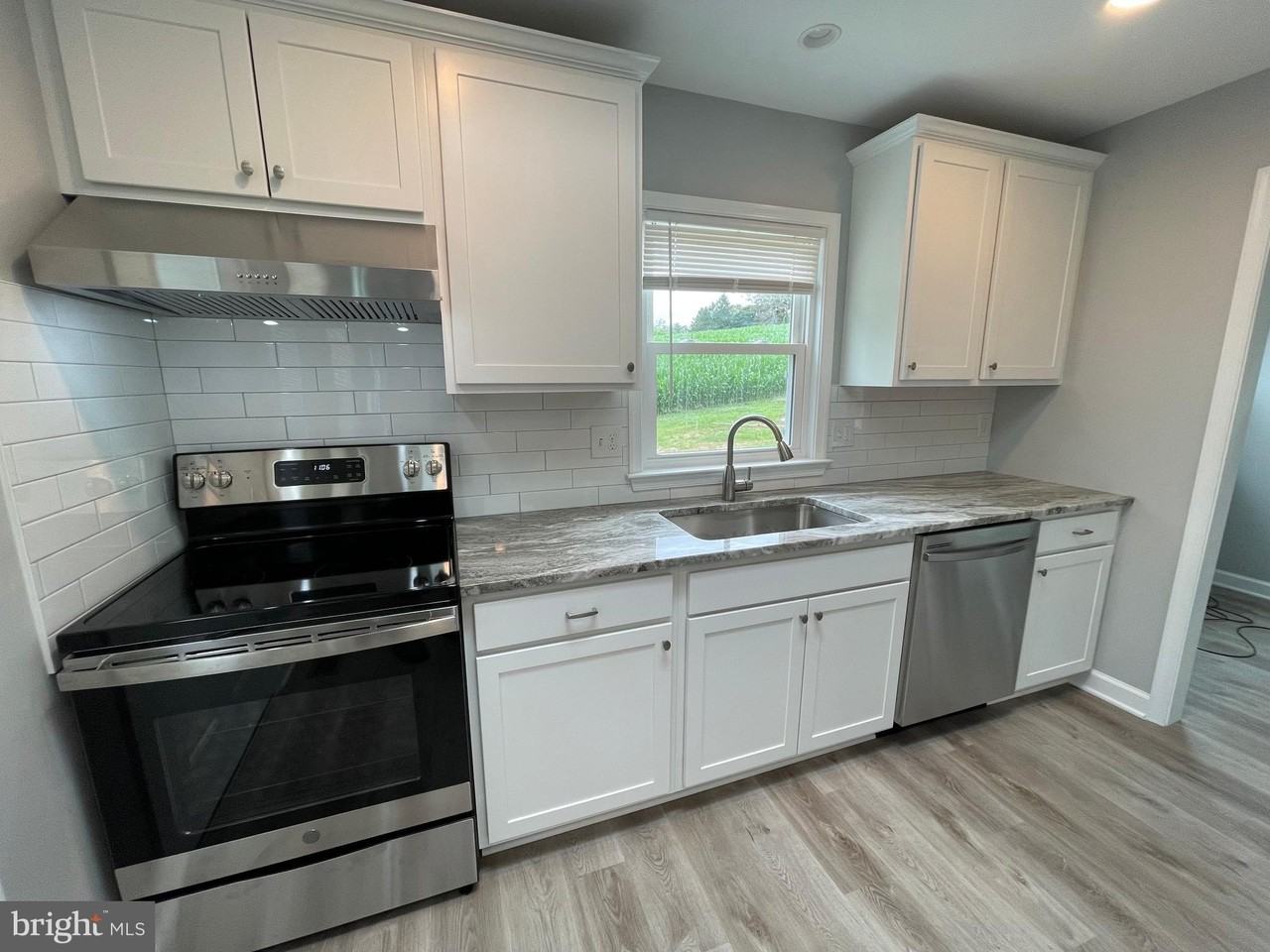 7516 Dogwood Rd - Photo 7 of 19