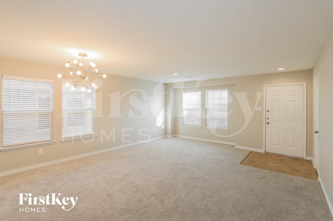 3905 Mantis St - Photo 4 of 15