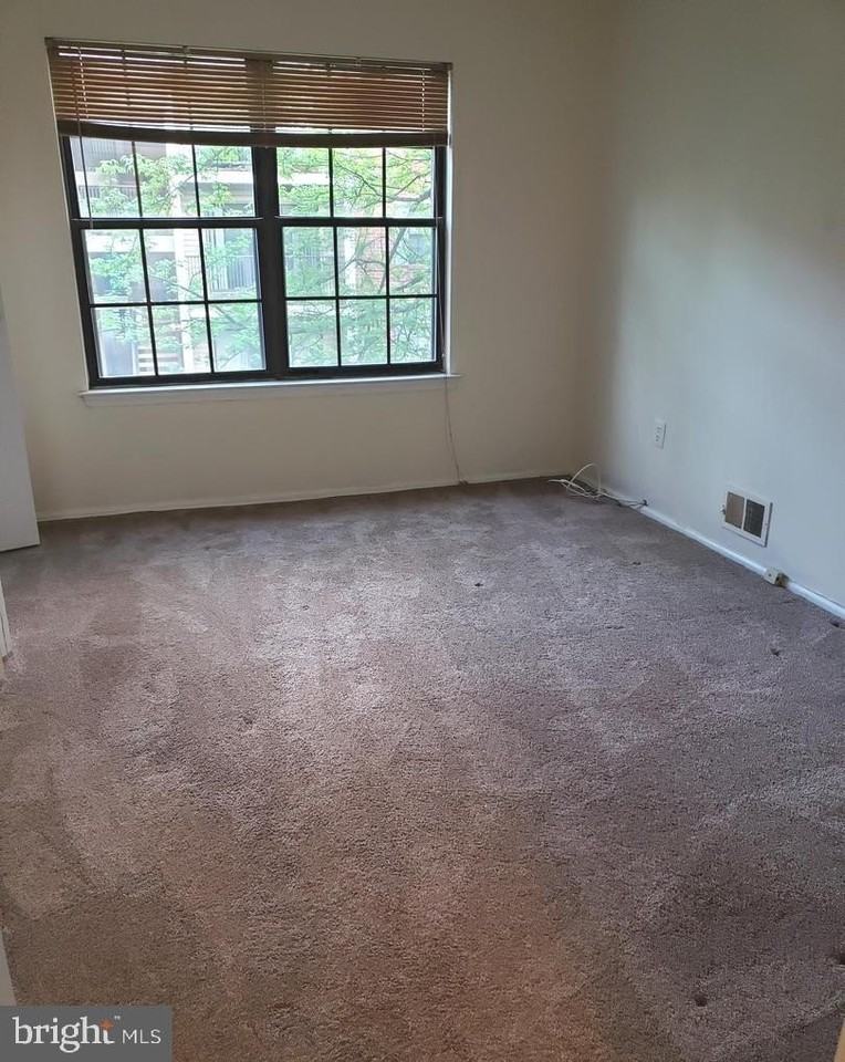 8 Joyner Ct - Photo 4 of 13