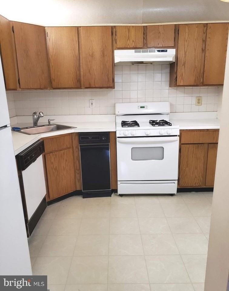 8 Joyner Ct - Photo 6 of 13