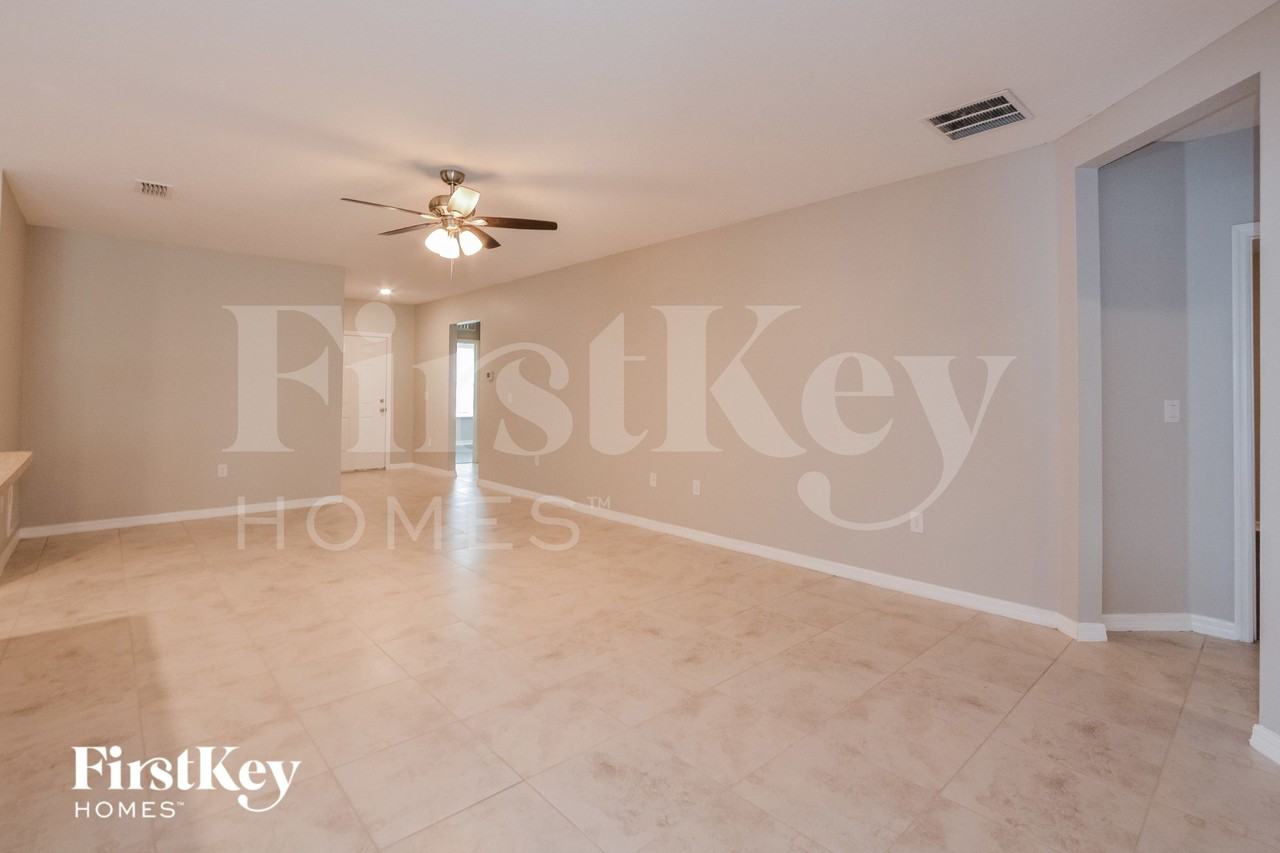 3920 Scotland St - Photo 3 of 15