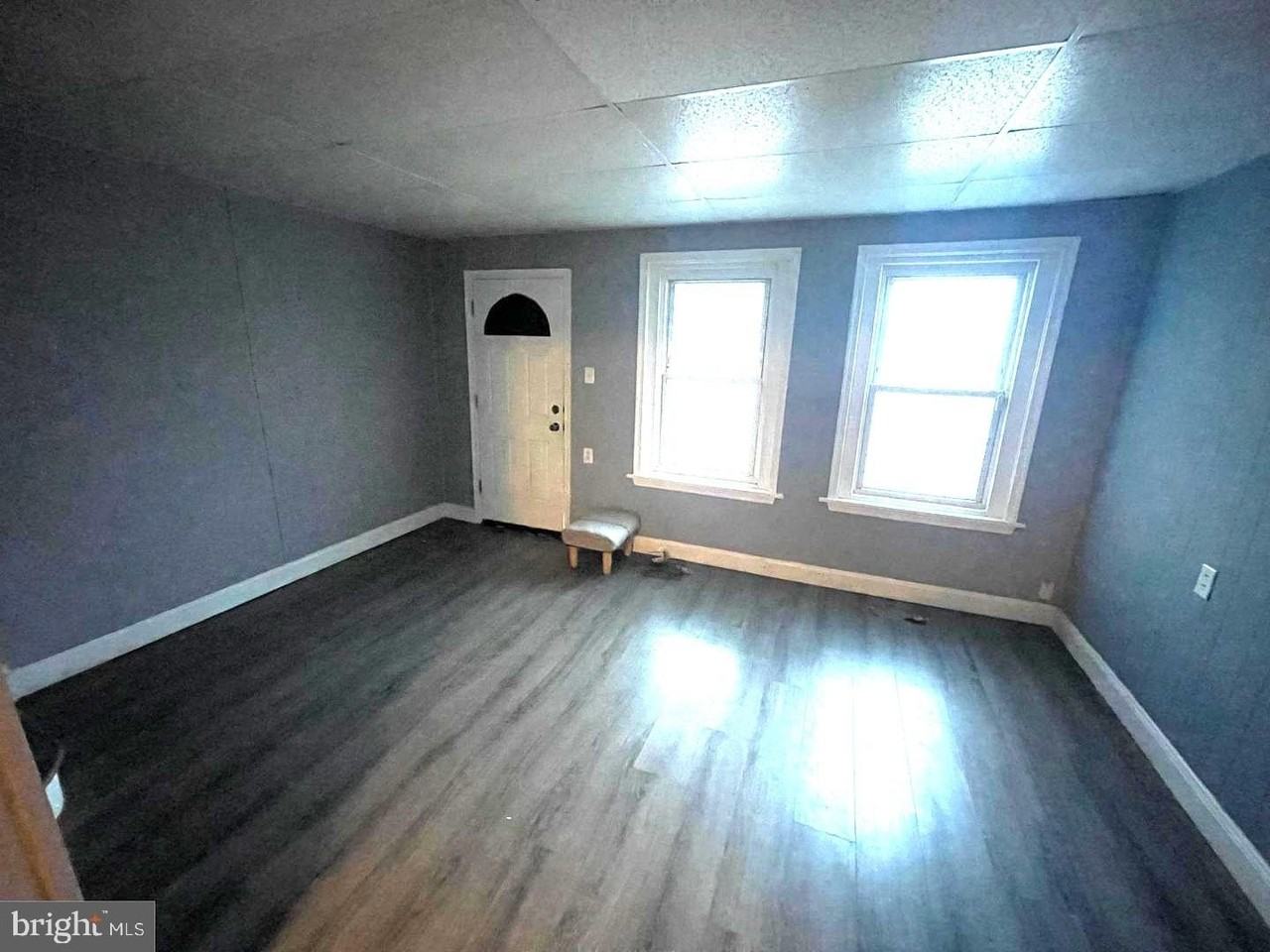 1124 Thomas St - Photo 2 of 11