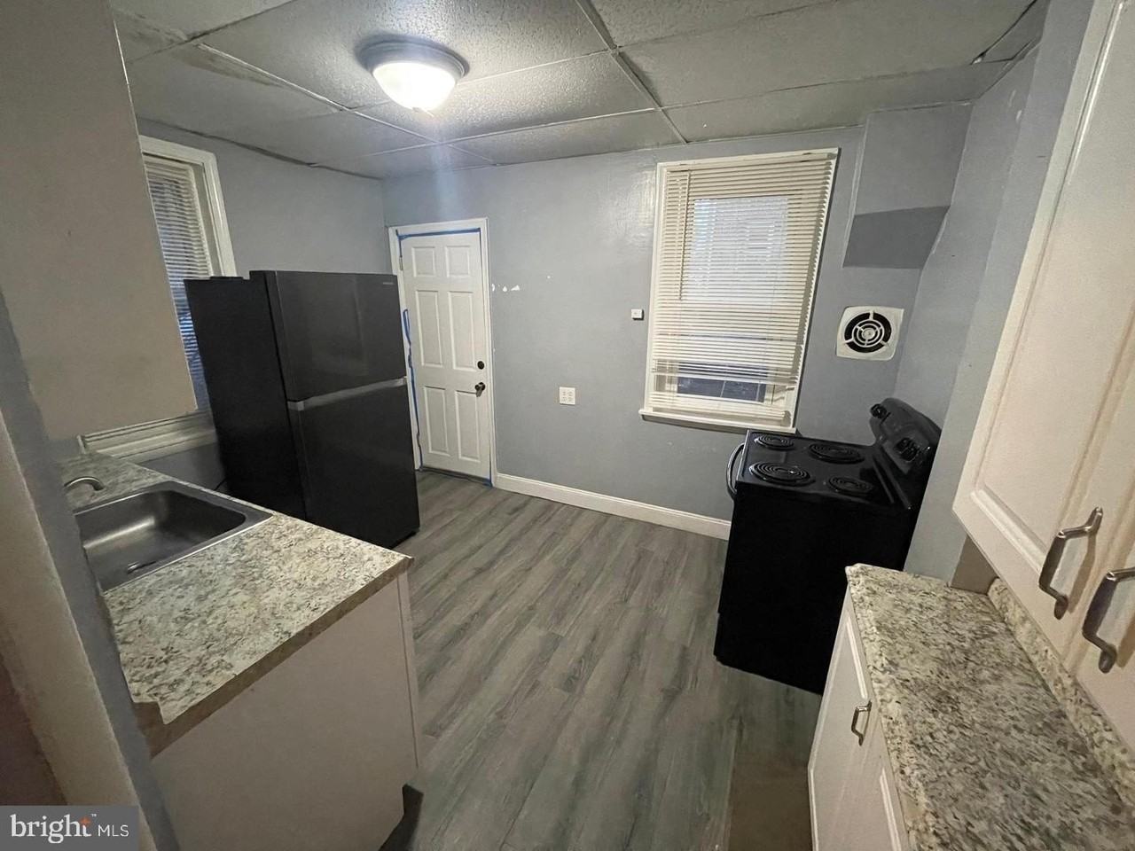 1124 Thomas St - Photo 5 of 11