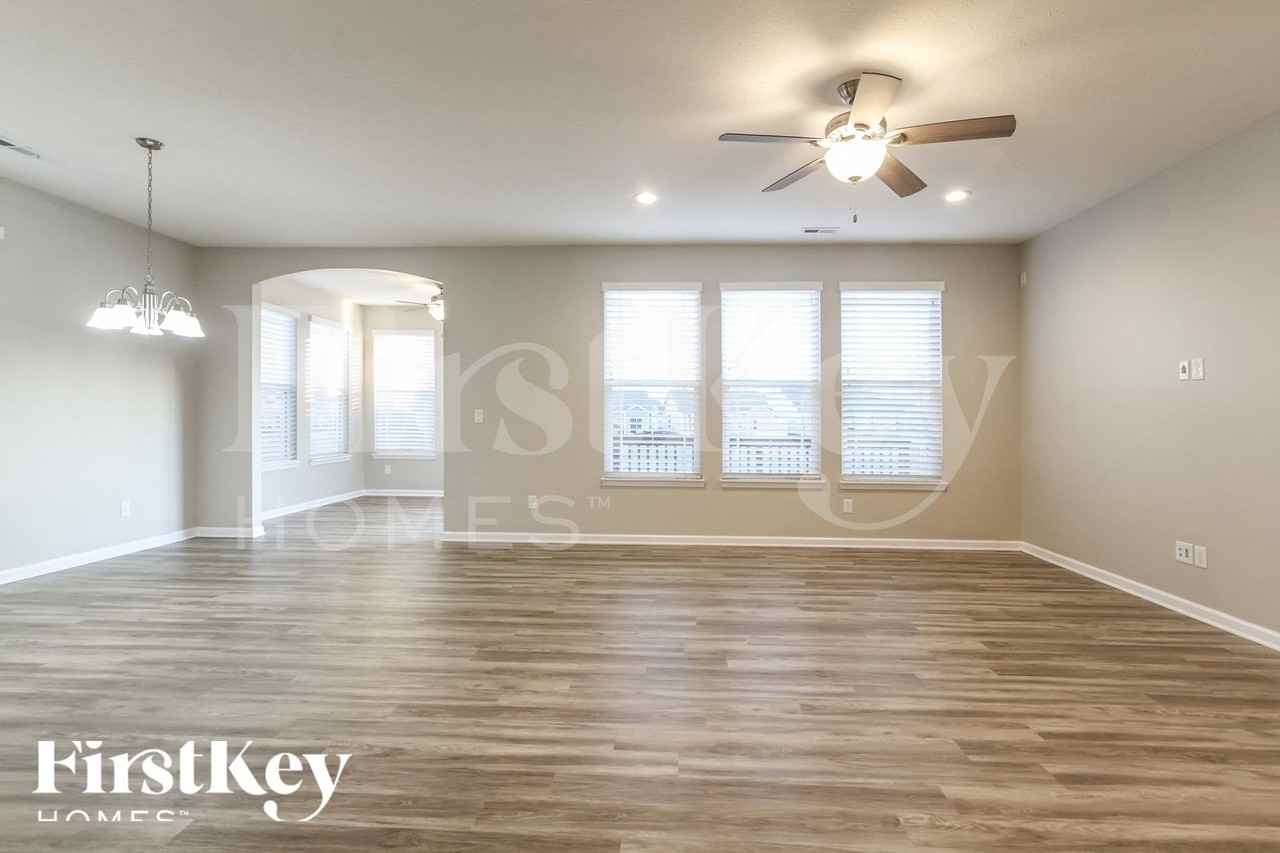 1341 Blackthorne Trl N - Photo 2 of 15