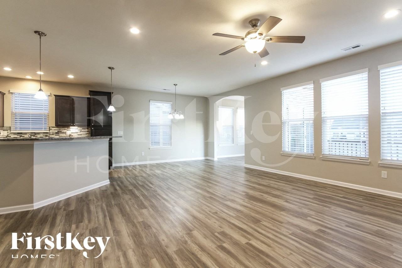 1341 Blackthorne Trl N - Photo 3 of 15