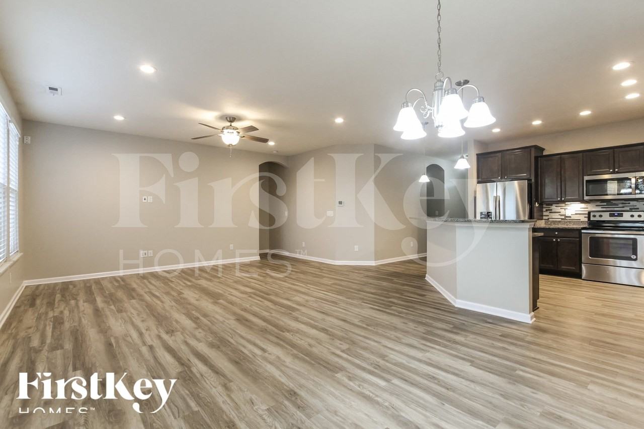 1341 Blackthorne Trl N - Photo 5 of 15