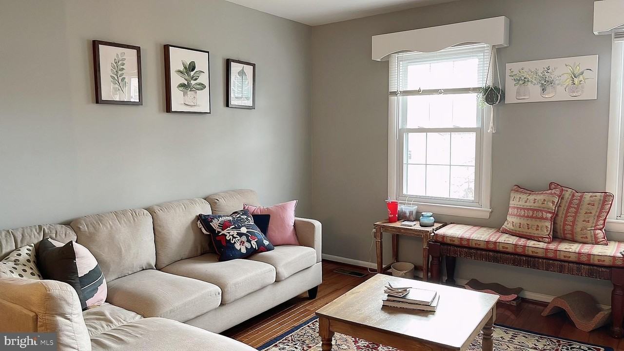 306 S Wayne St #B - Photo 3 of 21