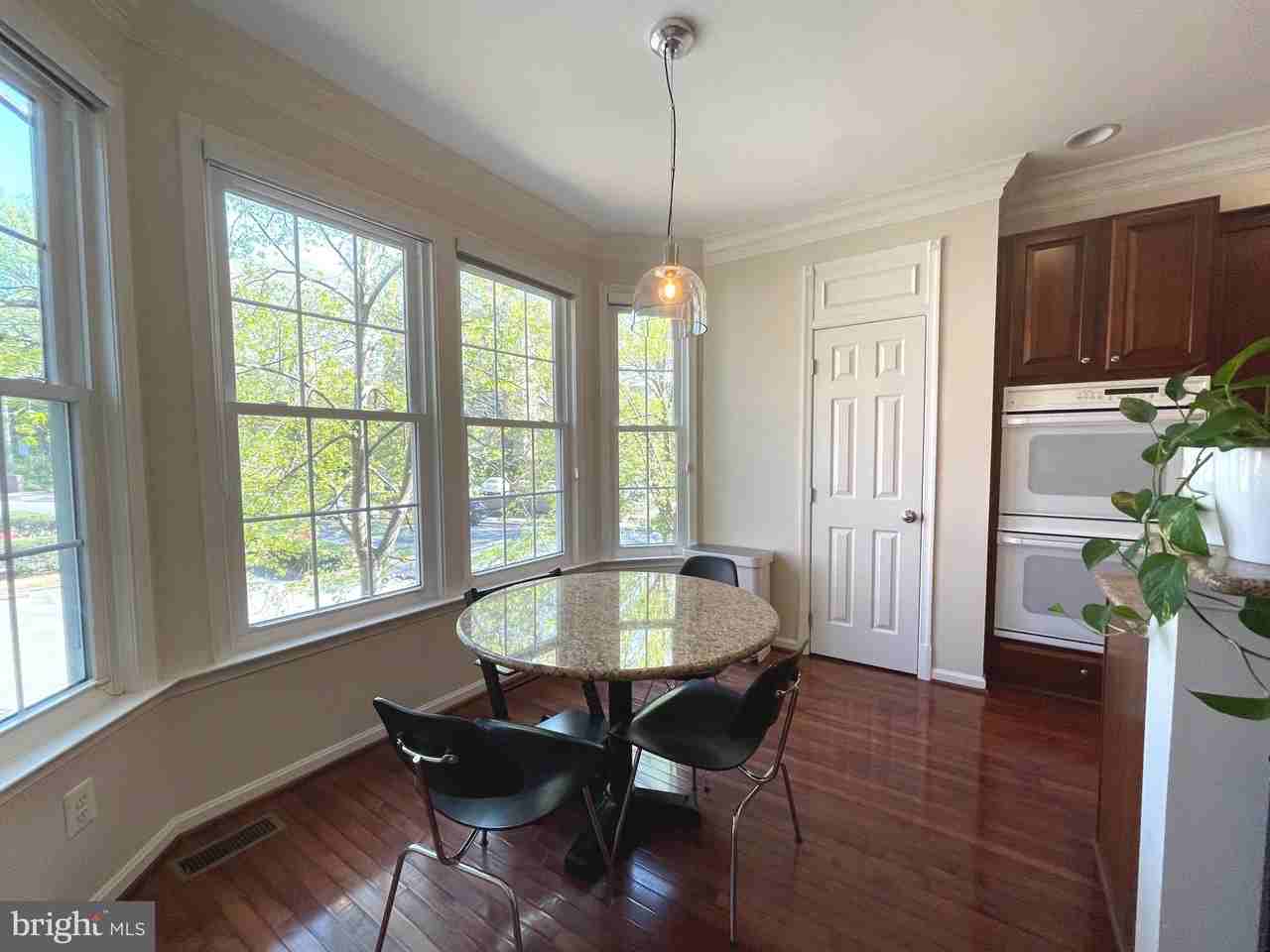 102 Lounsbury Pl - Photo 6 of 31