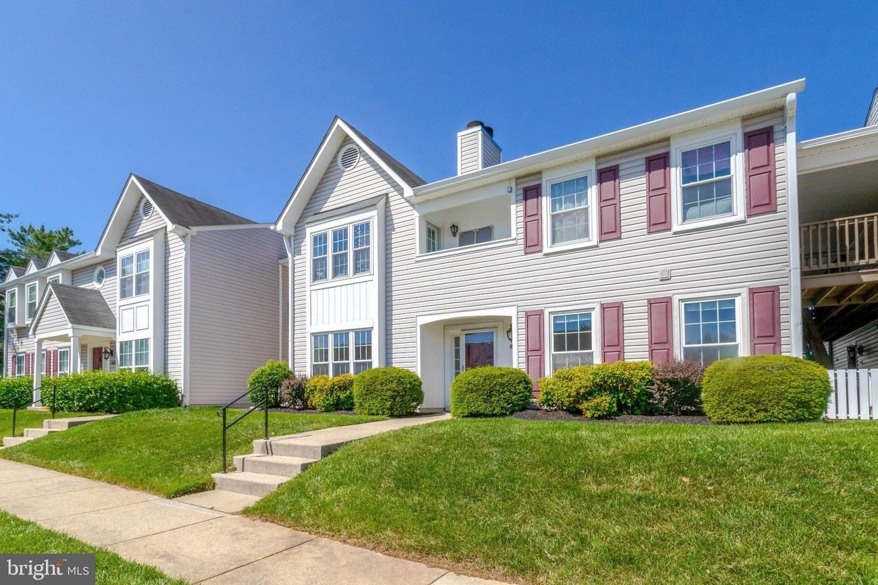 7825 Harrowgate Cir #B - Photo 3 of 18