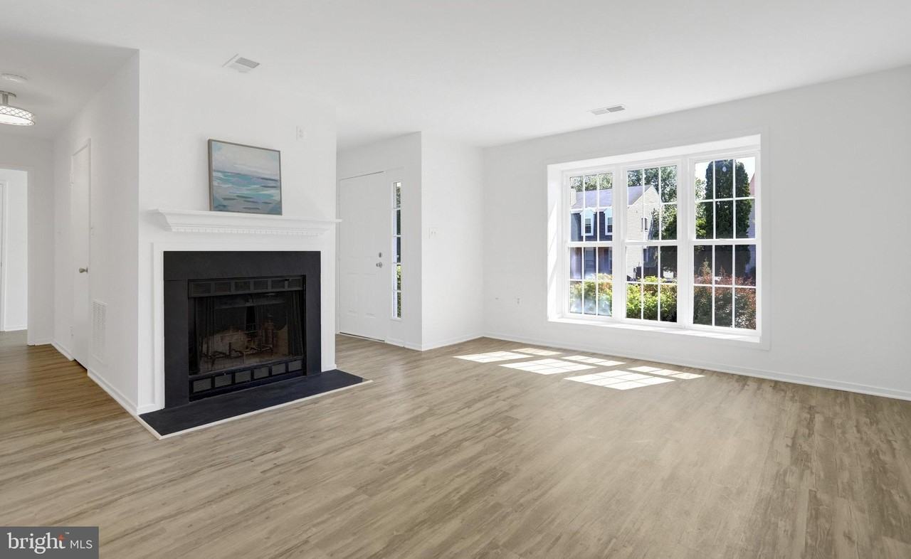 7825 Harrowgate Cir #B - Photo 4 of 18